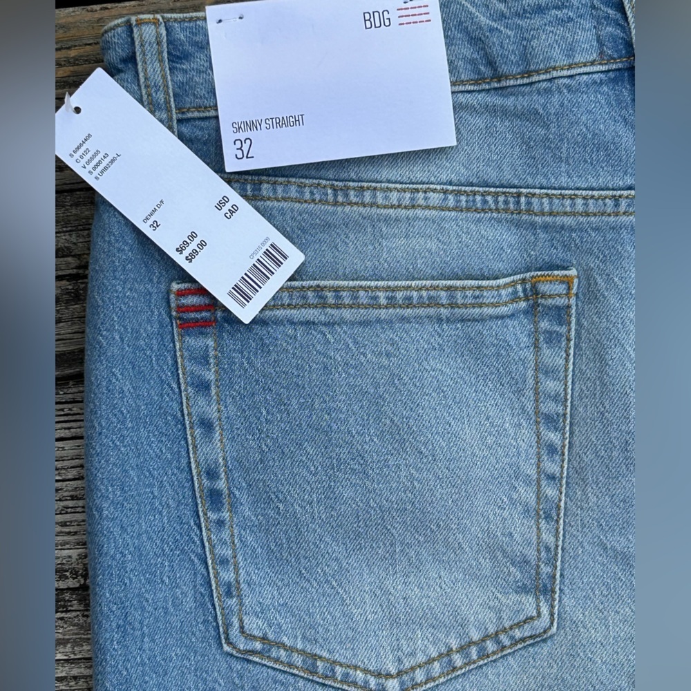 NWT BDG Urban Outfitters Skinny Straight Jeans Light Wash Denim Size 32 - Picture 2 of 5